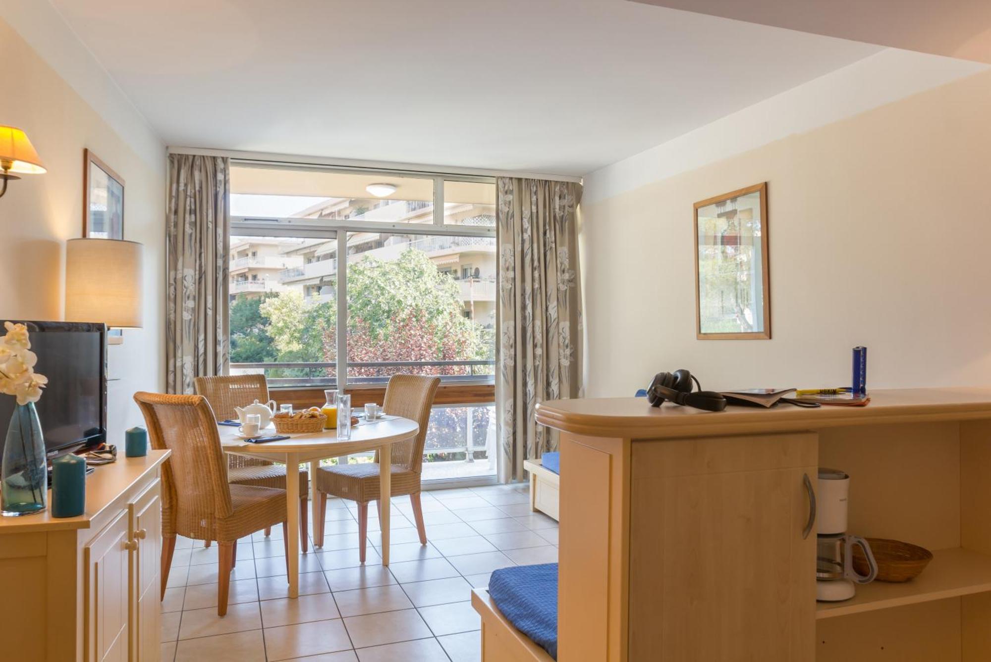 One-Bedroom Apartment Air Conditioning