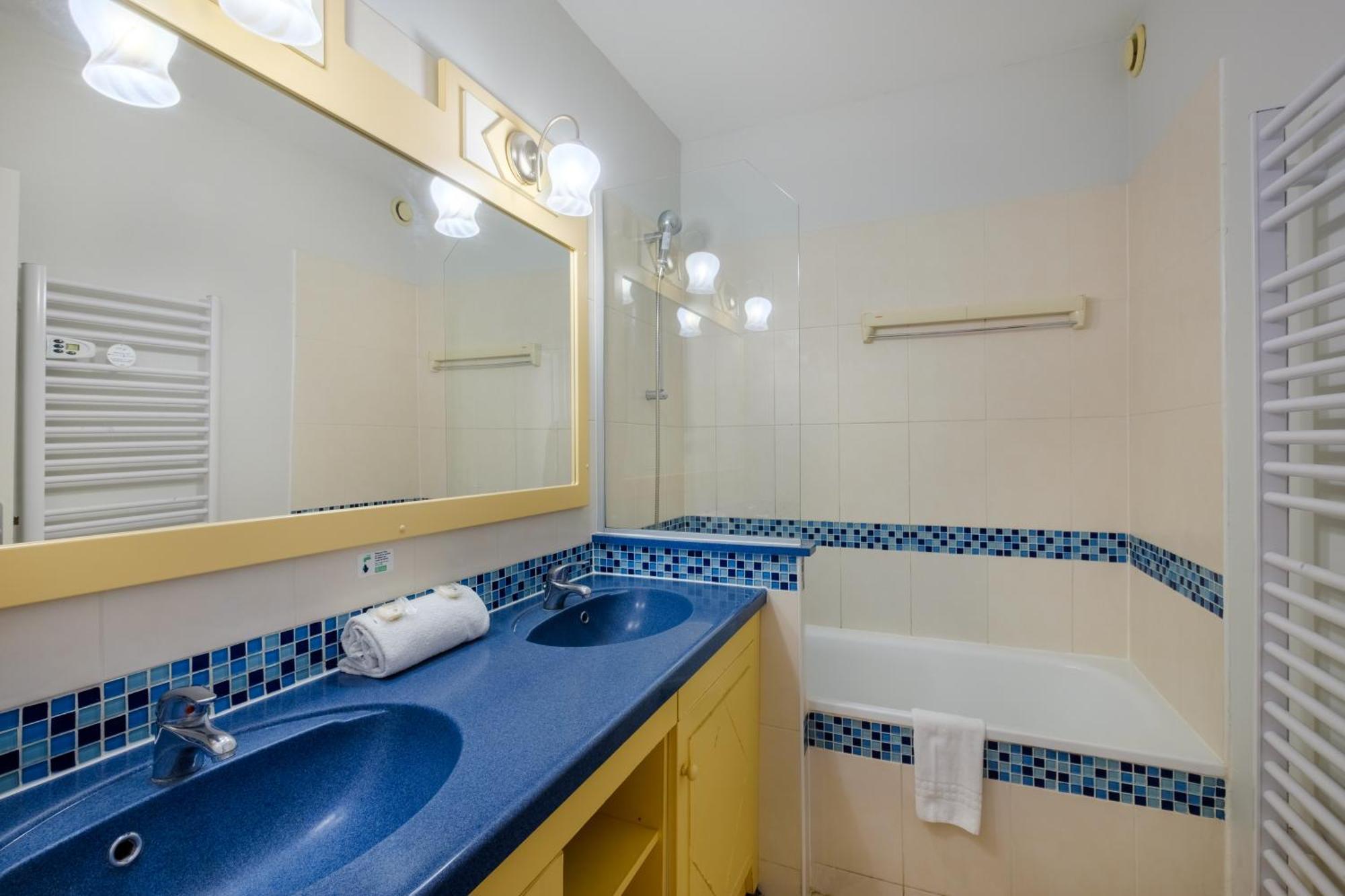 One-Bedroom Apartment Sleeping Alcove Air Conditioning