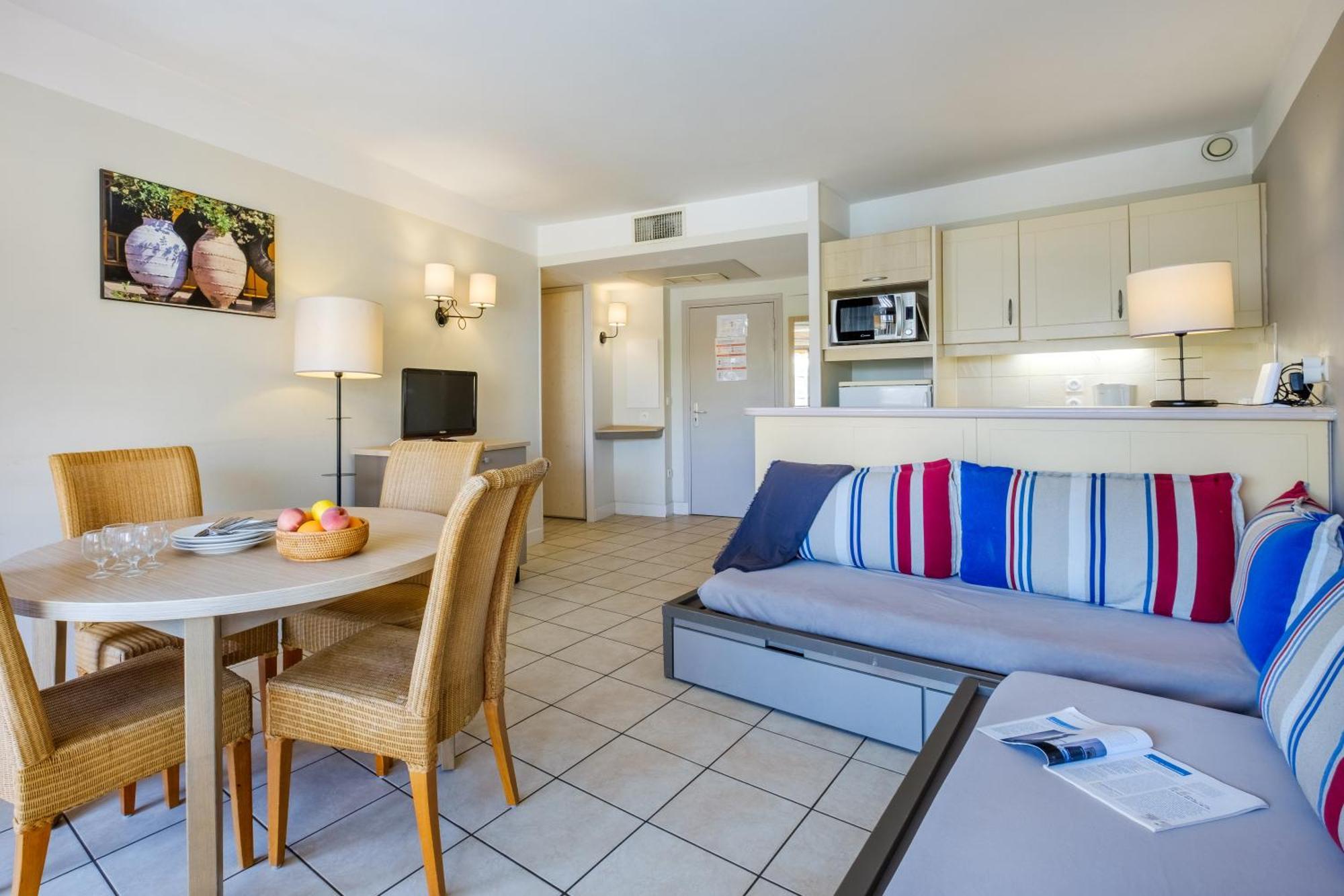 One-Bedroom Apartment Sleeping Alcove Air Conditioning