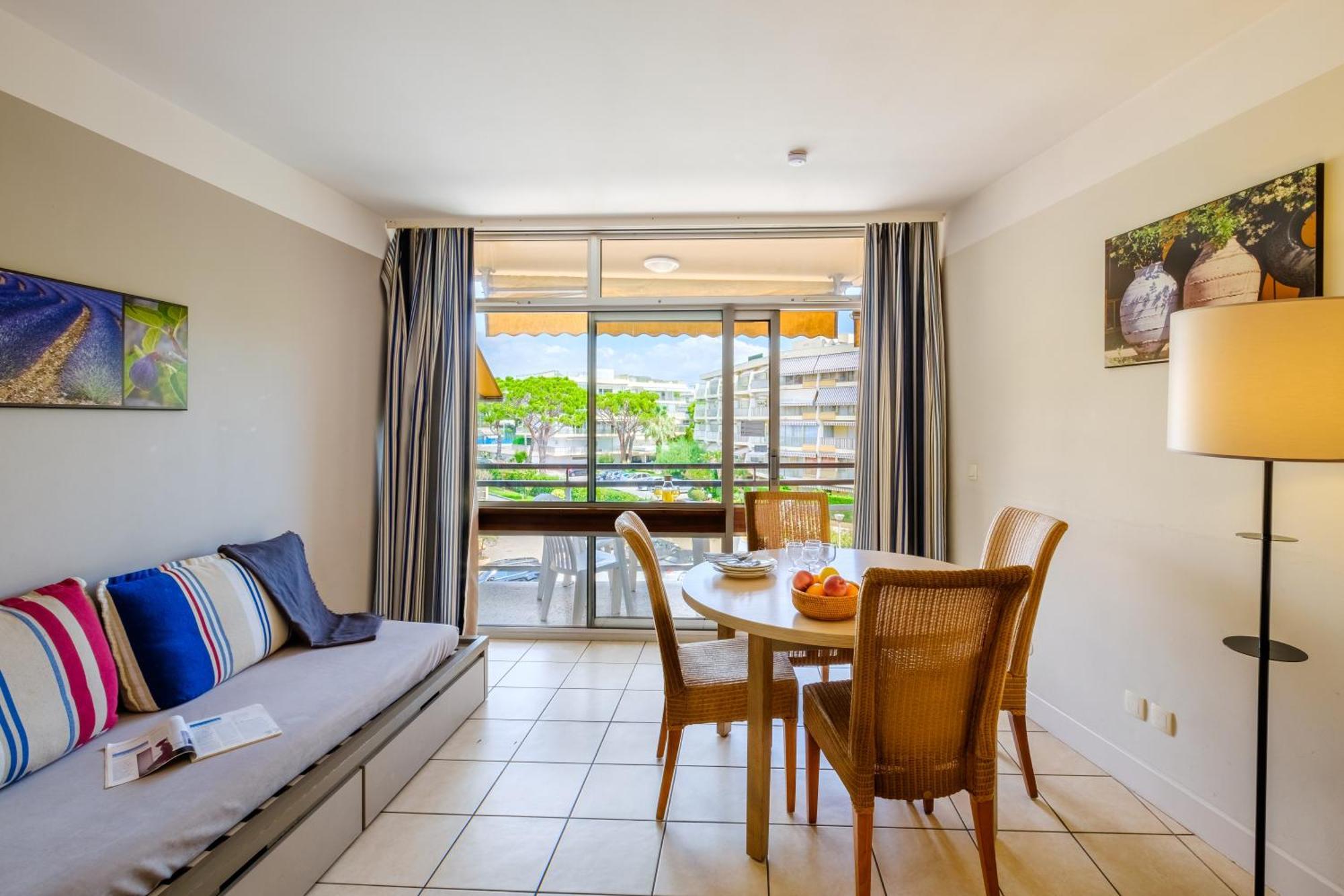 One-Bedroom Apartment Sleeping Alcove Air Conditioning