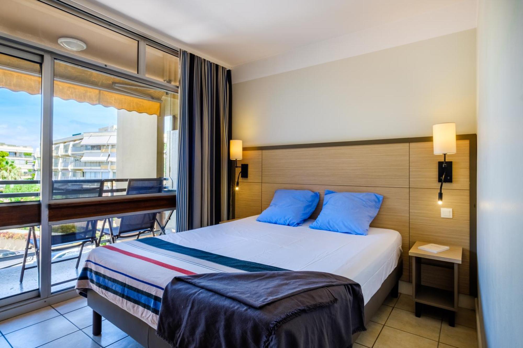 One-Bedroom Apartment Sleeping Alcove Air Conditioning